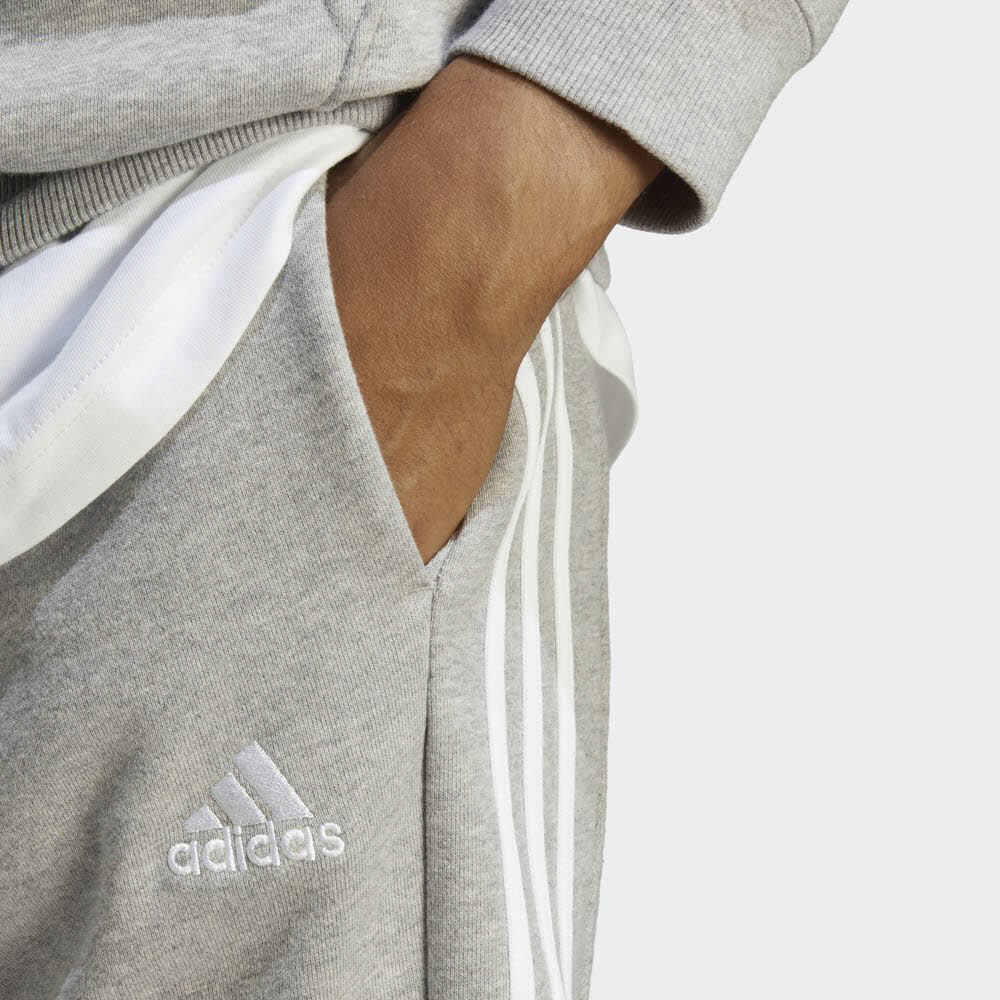 adidas ESSENTIALS FRENCH TERRY TAPERED CUFF 3-STREIFEN Herren Hose Jogginghose grau