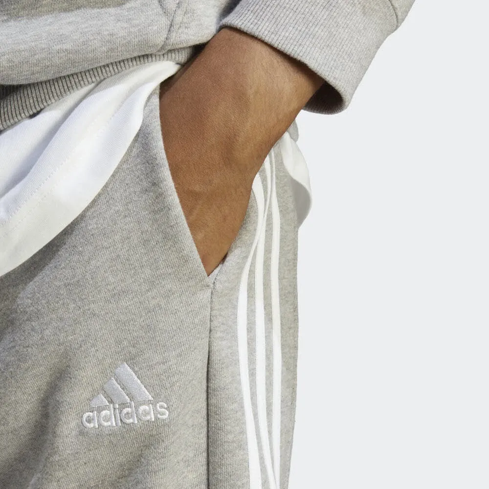 adidas ESSENTIALS FRENCH TERRY TAPERED CUFF 3-STREIFEN Herren Hose Jogginghose grau