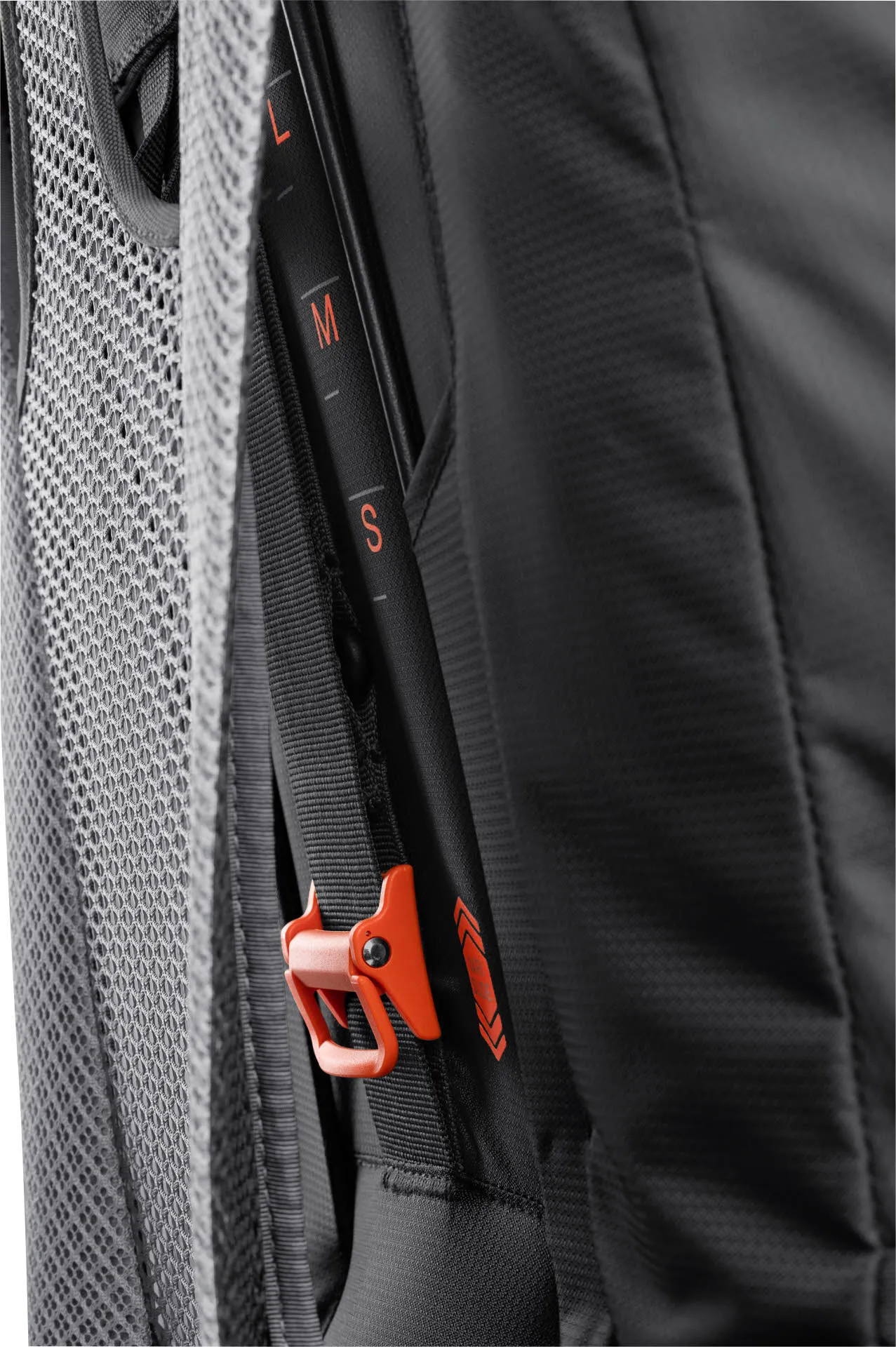 Deuter Futura Air Trek 60+10 unisex Wanderrucksack Trekkingrucksack black/graphite NEU