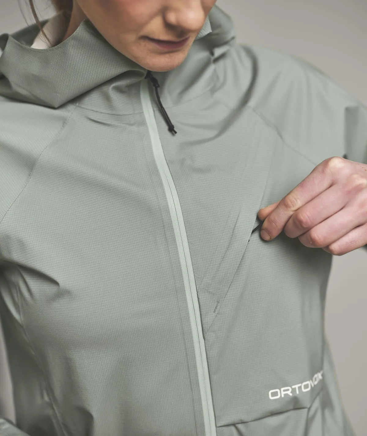 Ortovox TRACE 2.5L JACKET W Damen Hardshelljacke Wanderjacke green sage