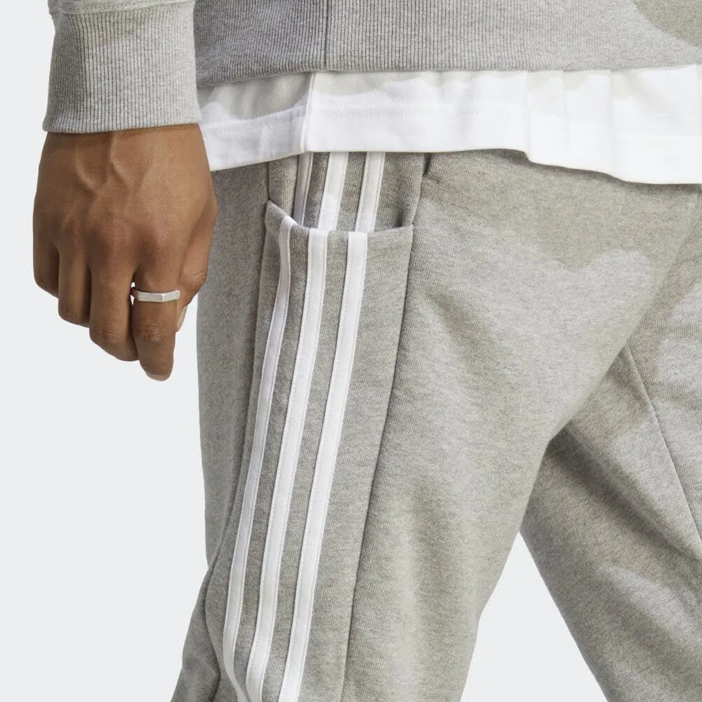 adidas ESSENTIALS FRENCH TERRY TAPERED CUFF 3-STREIFEN Herren Hose Jogginghose grau