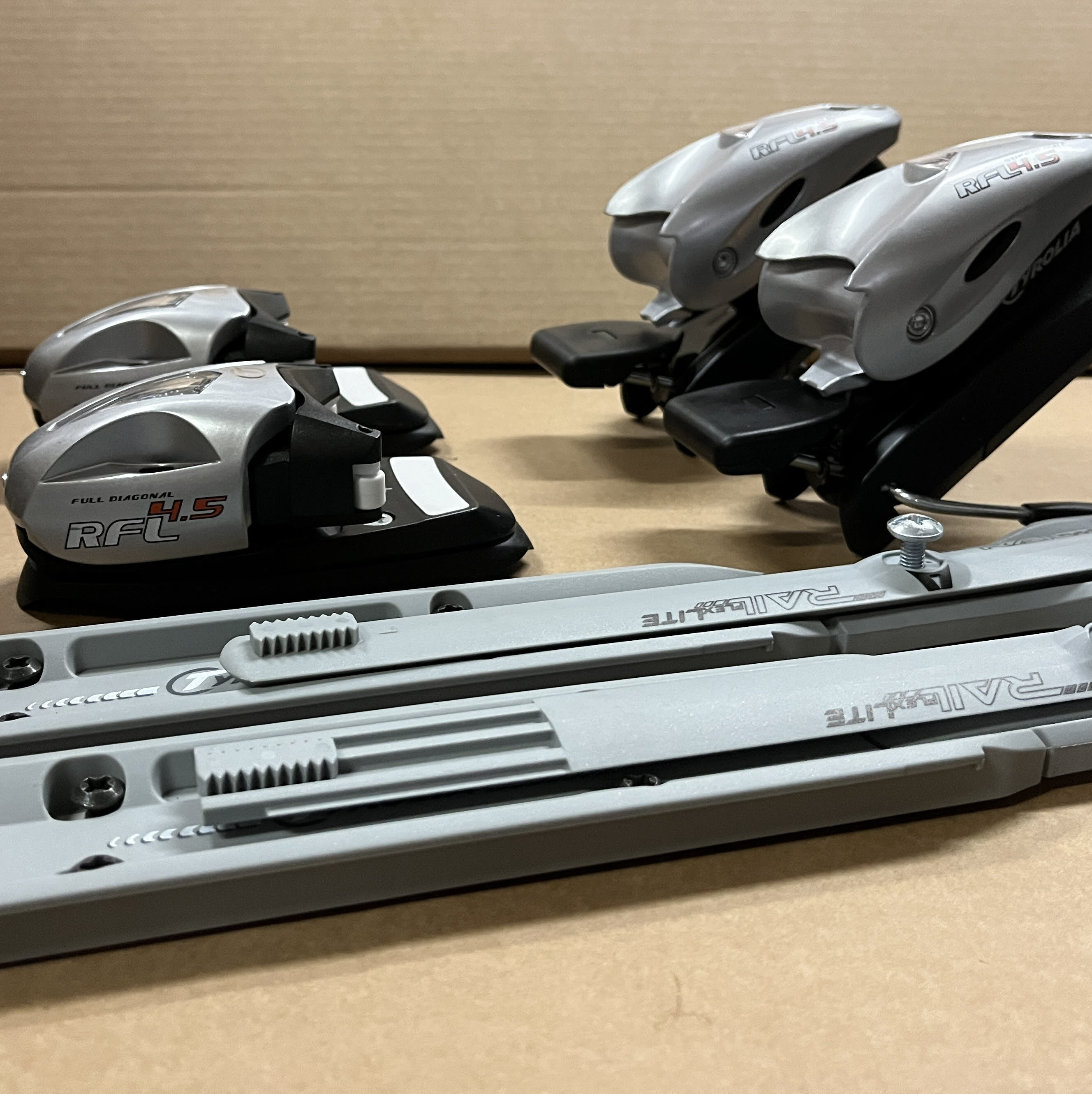 Tyrolia Skibindung RFL 4.5 für Kinderski inkl. Platte (Ersatzbindung) silber