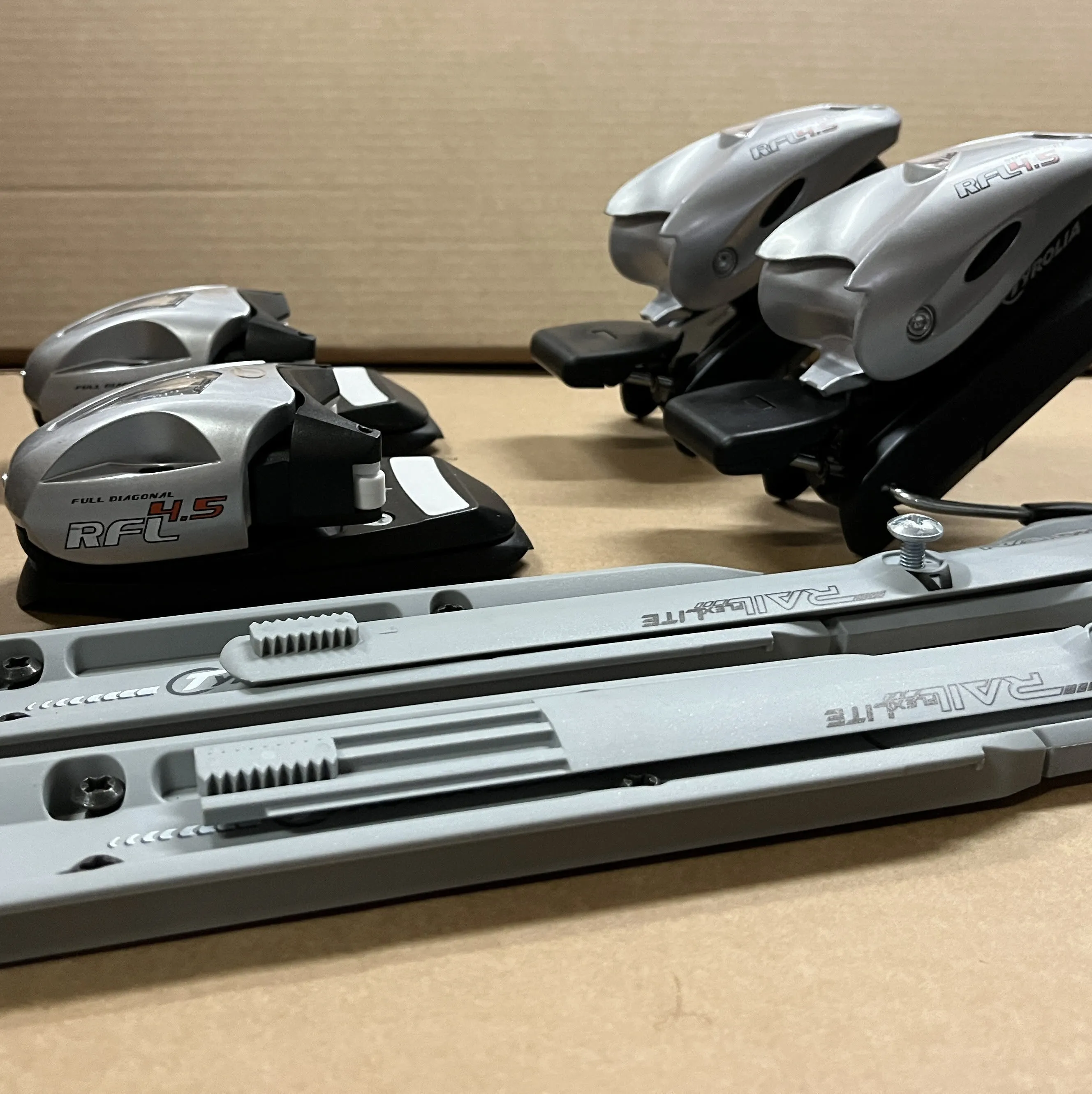 Tyrolia Skibindung RFL 4.5 für Kinderski inkl. Platte (Ersatzbindung) silber