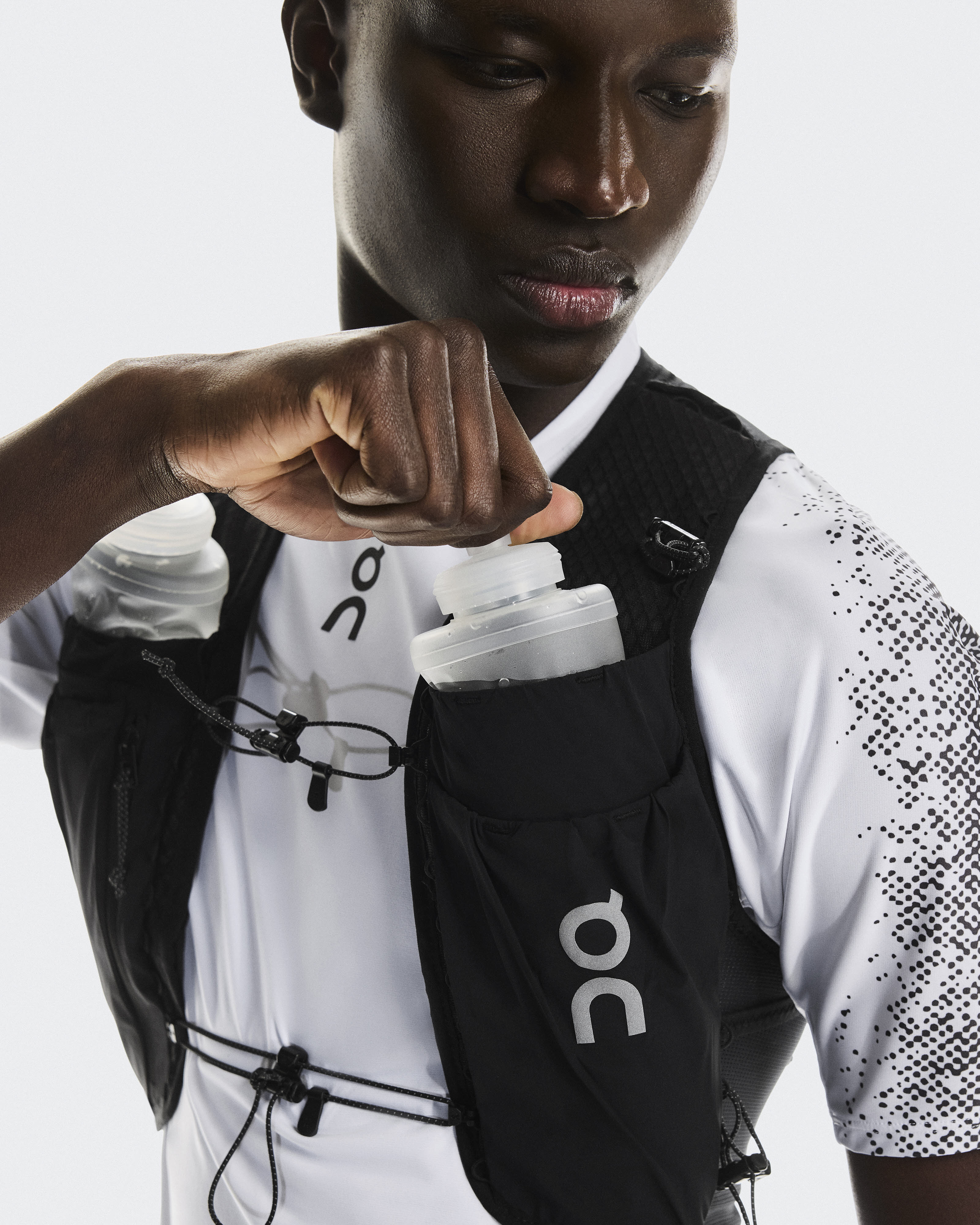 ON ULTRA VEST PRO Unisex Trailrunning Weste Trinkweste schwarz